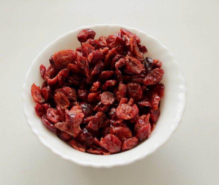 Рулет из свинины с вяленой клюквой