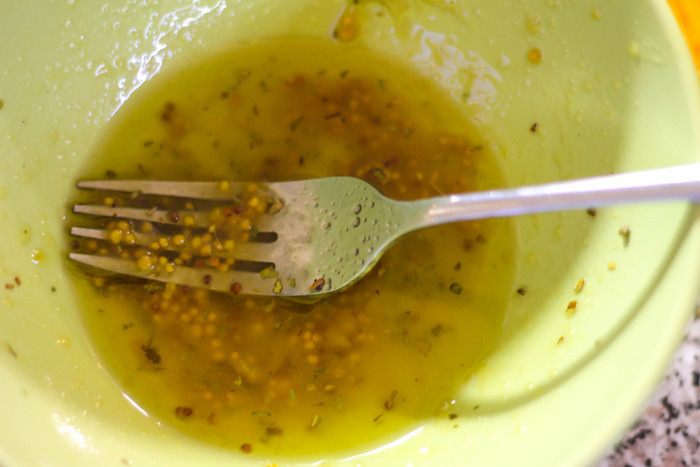 Салат с печенью цыпленка, манго и творожными клецками