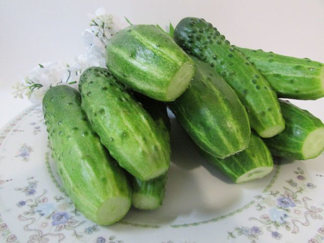 Малосольные огурчики в минеральной воде