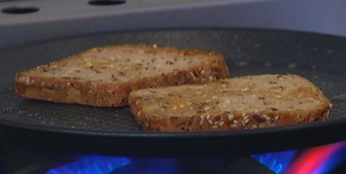 Жареные грибы на тостах 