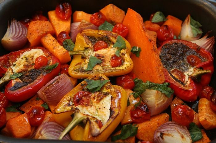 Запеченные овощи с соусом песто из грецких орехов