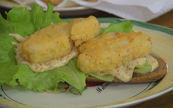 Сэндвич с рыбой в кляре и листьями салата 