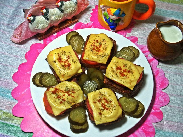 Гренки с овощами под сыром