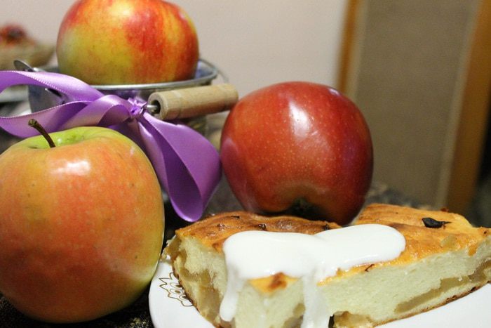 Творожная запеканка с яблоками и корицей