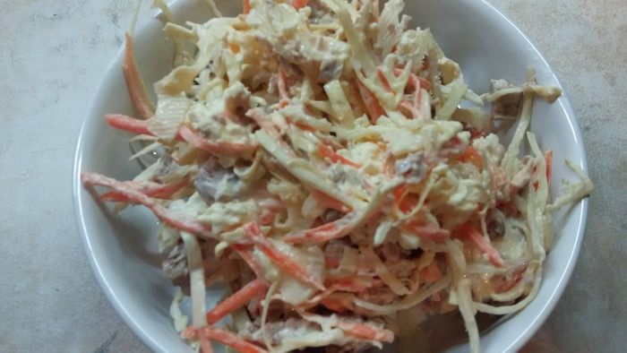 Мясной салат с капустой и морковью