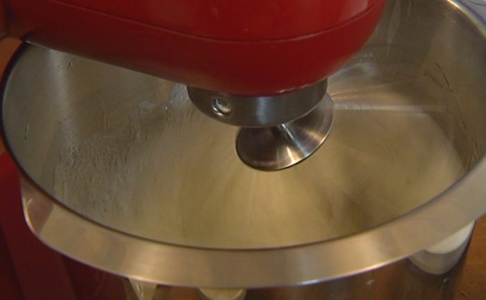 Торт «Павлова» с малиной и персиками