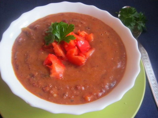 Суп из красной фасоли и томатов