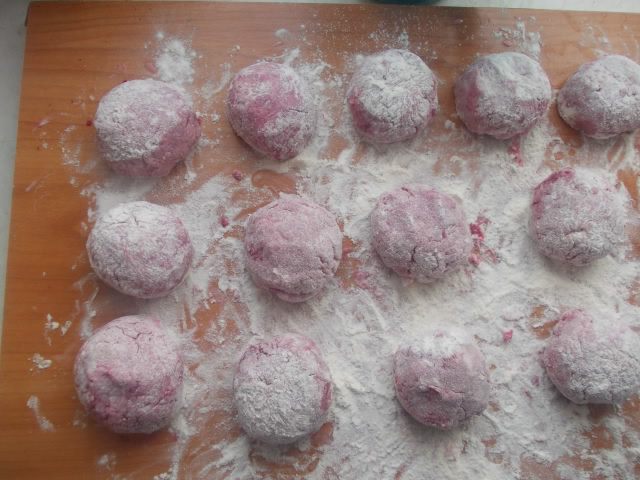 Розовые котлетки под сливочно-грибным соусом