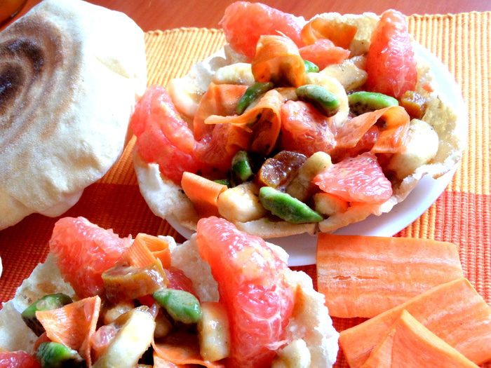 Фруктовый салат в съедобной тарелке