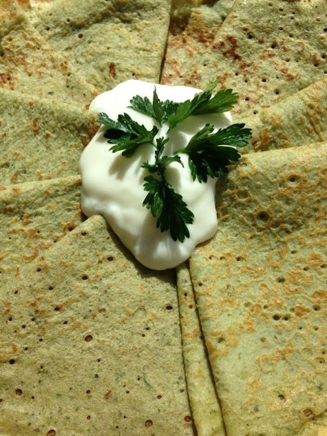 Ржаные блинчики на сыворотке со щавелем и петрушкой