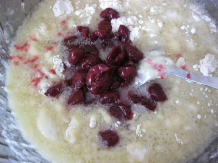 Летние кексы с вишней на сыворотке