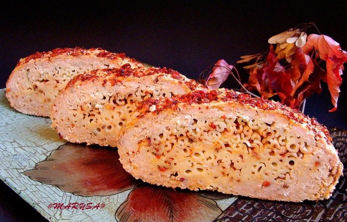 Мясной рулет с маккерончини, сыром и паприкой 