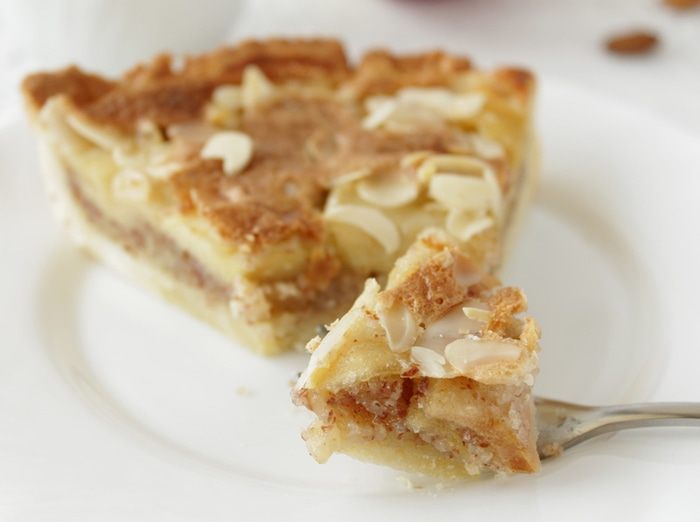 Тарт с миндалем и яблоками