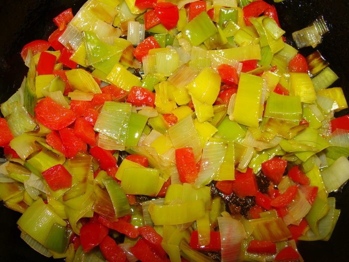 Острый лососевый рулет в тесте