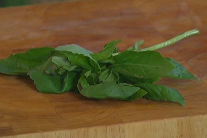 Хрустящий капустный салат с грушей и орехами 