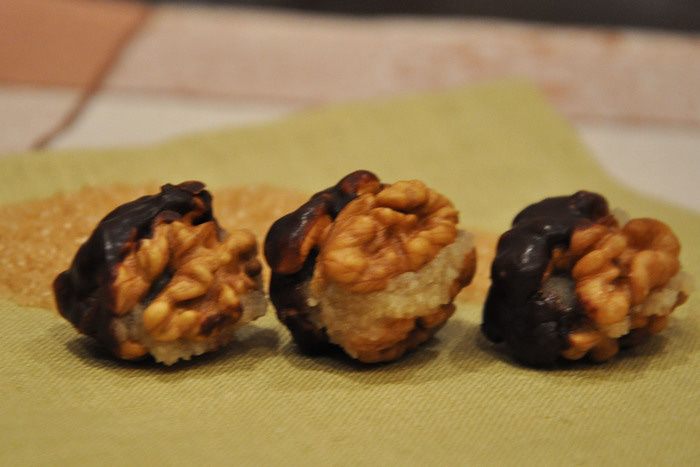 Конфетки с миндально-винной начинкой и кленовым сиропом