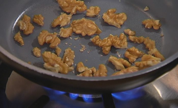 Паста с помидорами черри и красным песто 