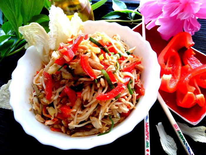 Рисовая вермишель с овощами и курицей