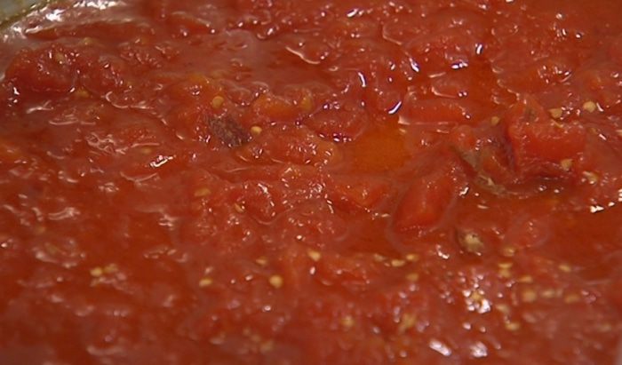 Спагетти с помидорами и беконом