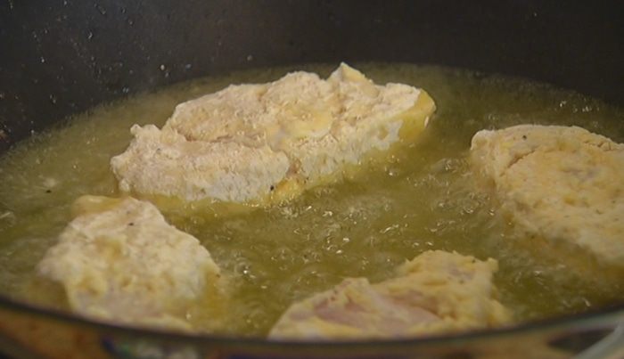 Сэндвич с рыбой в кляре и листьями салата 