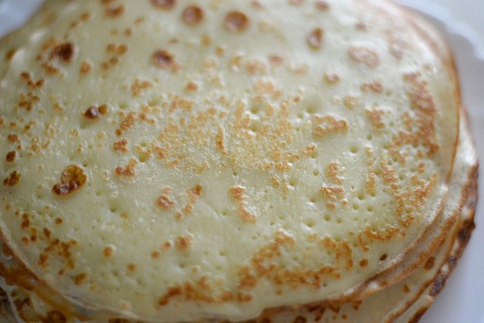 Блины с печенью, яблоком и маринованным  луком