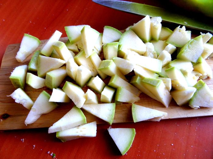 Баварские колбаски с итальянской пастой под сырным штрейзелем