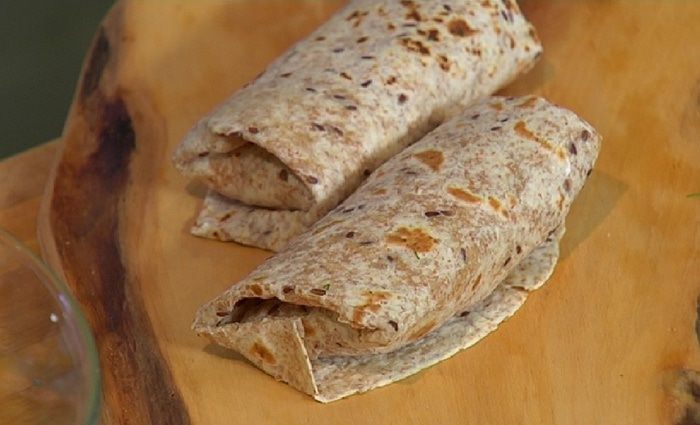 Тортильи с креветками и зеленым салатом