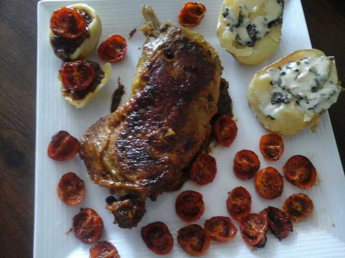 Ножка индейки конфи-шалот с печеными помидорами черри 