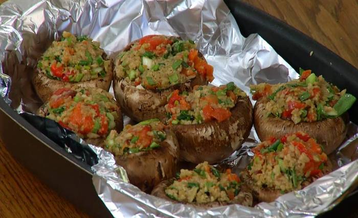 Грибы по-тоскански с красным перцем и оливками