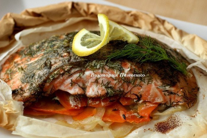 Семга  на подушке из фенхеля и моркови, запеченная в пергаменте