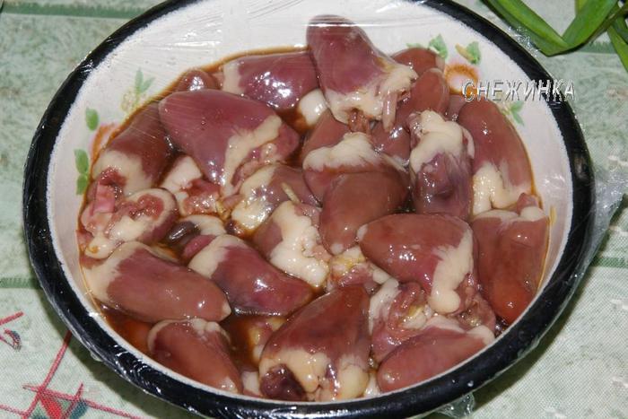 Салат с куриными сердечками и виноградом