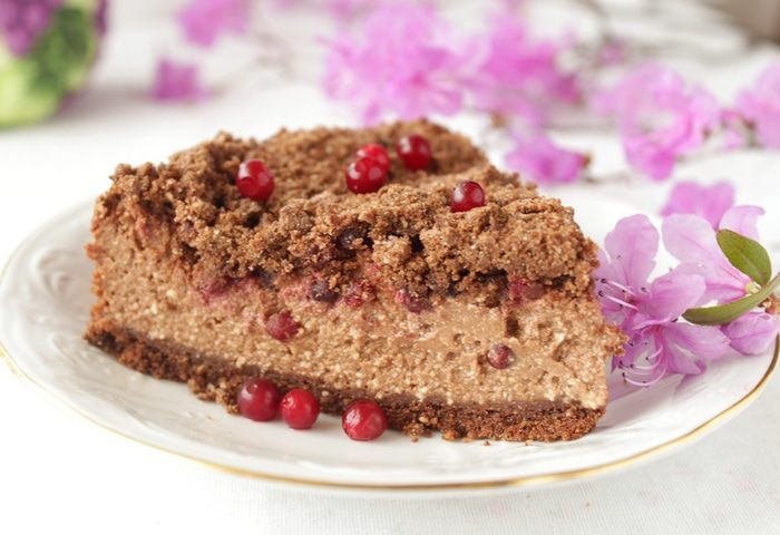 Шоколадно-творожный пирог с брусникой