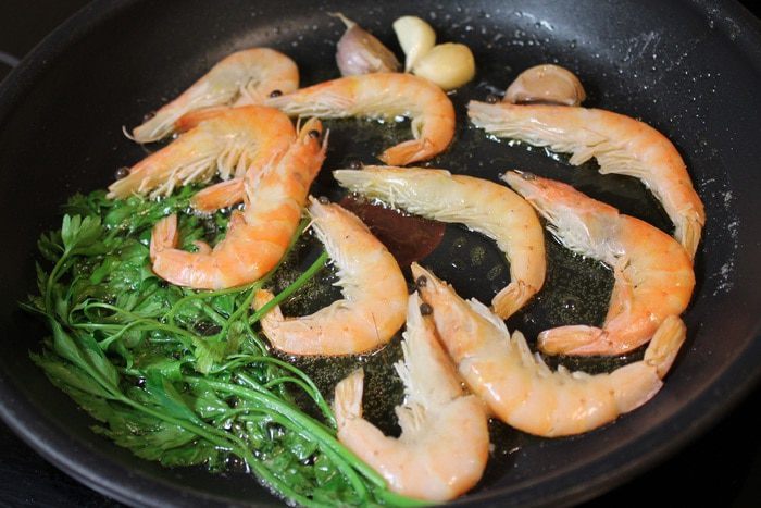 Жареные креветки с соусом