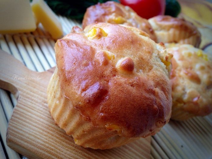 Закусочные маффины с кукурузой, беконом и сладким перцем