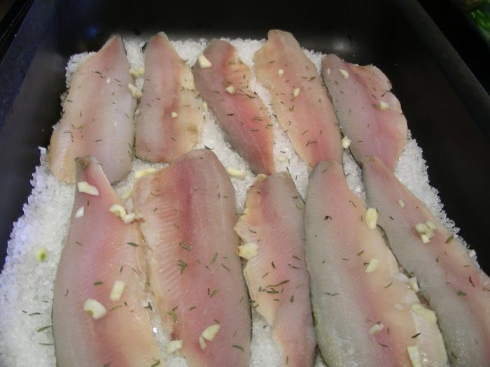 Рыба, запеченная на соли, с тимьяном, чесноком и картофельными чипсами