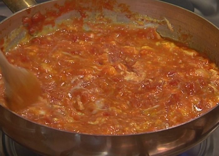 Яичница-болтунья с помидорами и базиликом 