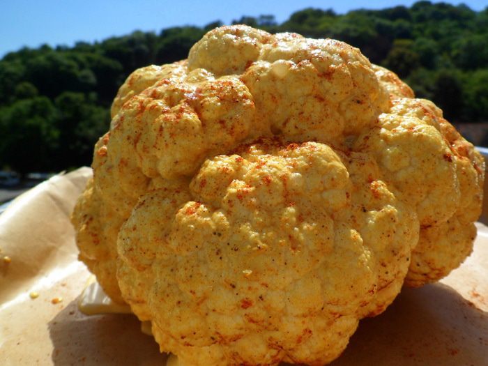 Запеченная цветная капуста с йогуртово-мятным соусом