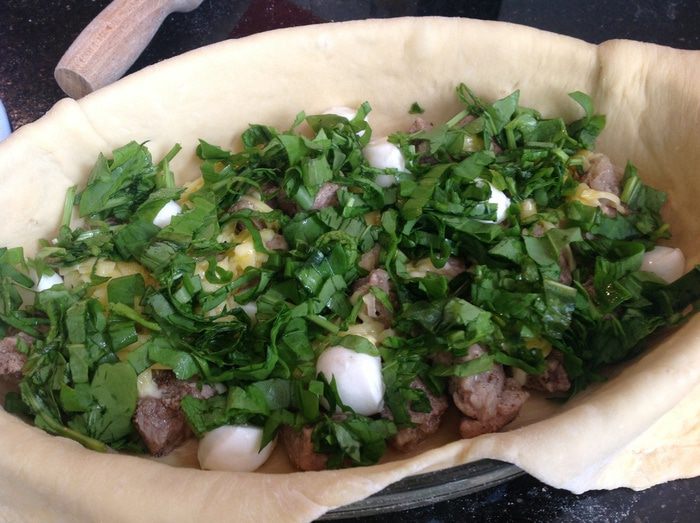 Пирог со свининой, щавелем и сыром