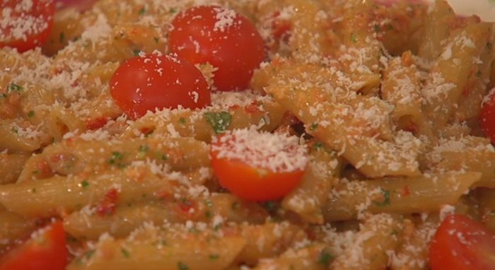 Паста с помидорами черри и красным песто 