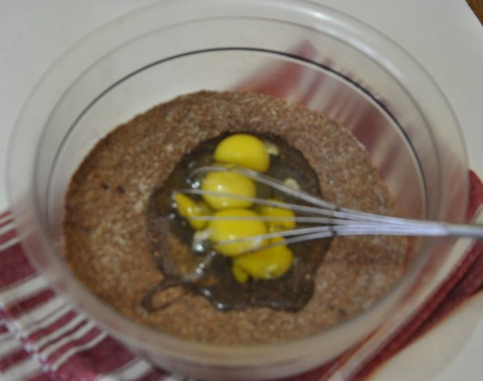 Черемуховый пирог с миндалем и грецкими орехами