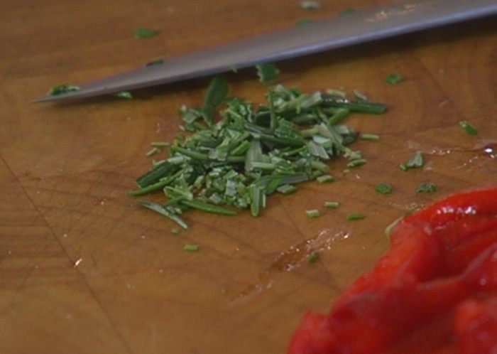 Теплый салат с курицей, макаронами и сладким перцем 