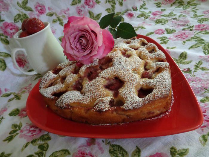 Клубничный бисквитный пирог с цукатами экзотических фруктов