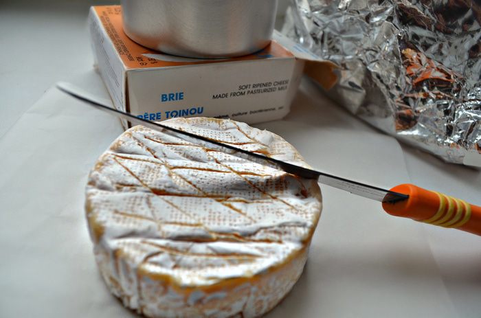 Запеченный сыр Бри с глазированным инжиром