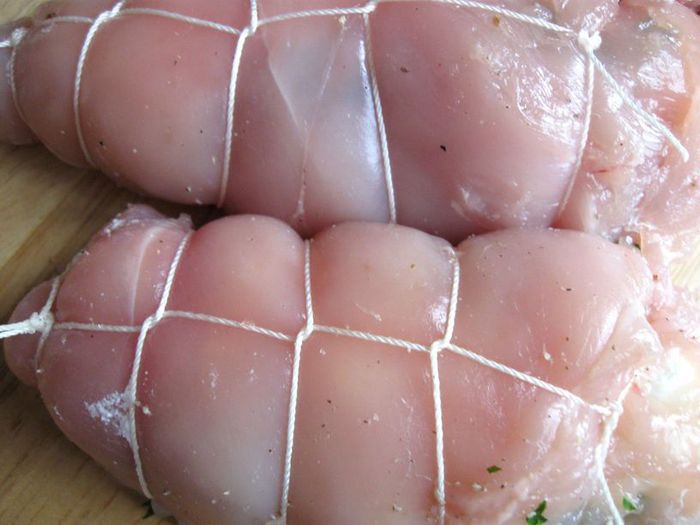 Куриные рулетики с сырным соусом