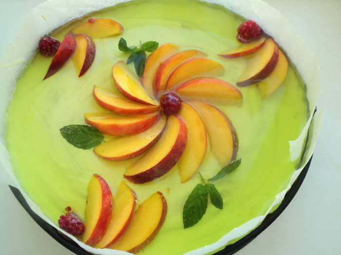 Торт с персиками и малиной