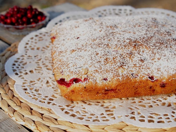Пирог с белым шоколадом и брусникой