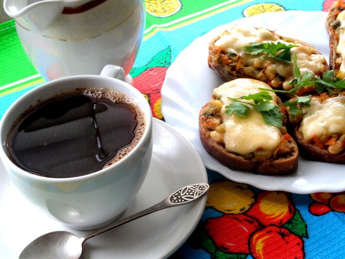 Бутерброды с овощной начинкой под сыром