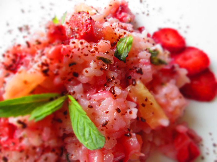 Клубнично-яблочное ризотто с ананасом