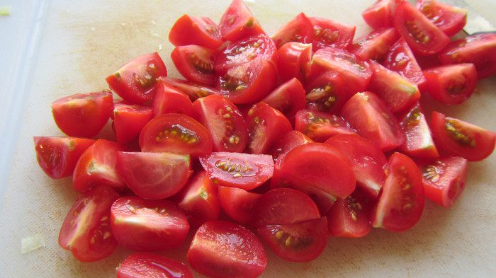 Брускетта с цукини, зеленым луком и беконом