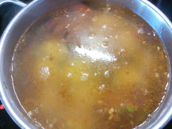 Суп с копчёными колбасками и зелёной капустой 